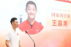 王嘉男:带着中国红,跳到更远的地方