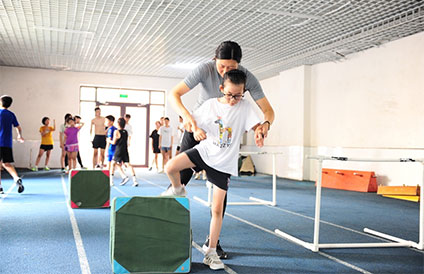 为中小学开展体育活动提供服务
